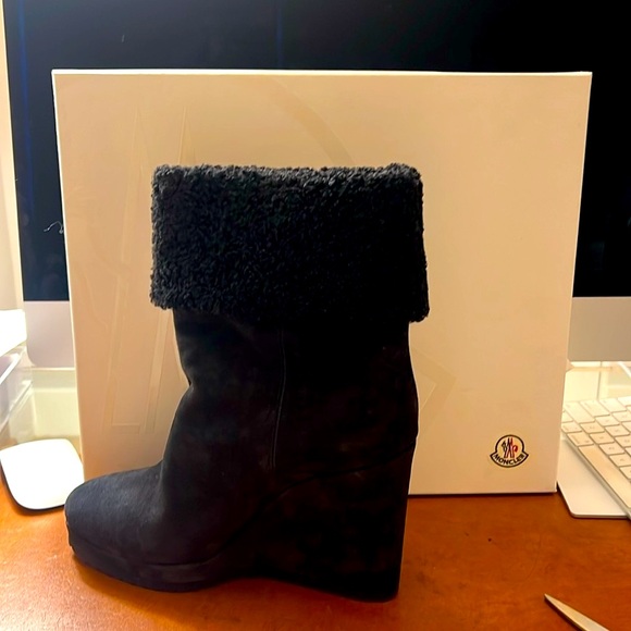 Moncler w short wedge boot size 40.5.
Worn twice. In amazing shape - Picture 4 of 13
